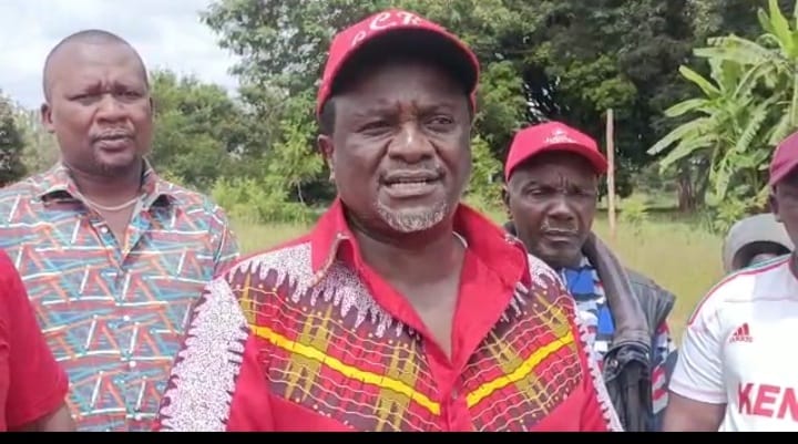 Senator Charles Kibiru briefing journalists in Kirinyaga County yesterday.