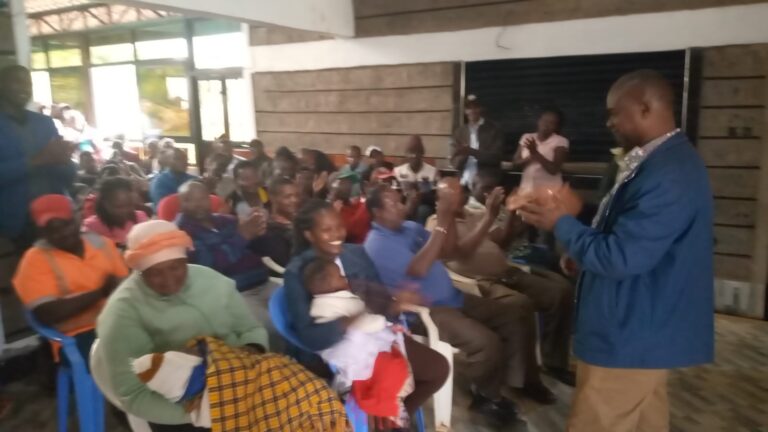 Kirinyaga County Deputy Governor Peter Ndambiri addressing UDA supporters who joined Jubilee yesterday