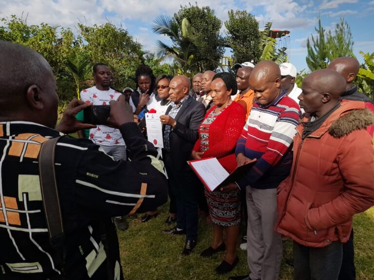 Dr Thuo Mathenge (4th right), his deputy governor nominee Mary Gathoni Kihara (3rd right) and some of their supporters at a press conference on Saturday.
