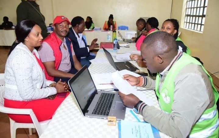 Former Dagoretti South MP Dennis Waweru (second left) at IEBC offices in his constituency moments before he was cleared to contest the parliamentary seat.
