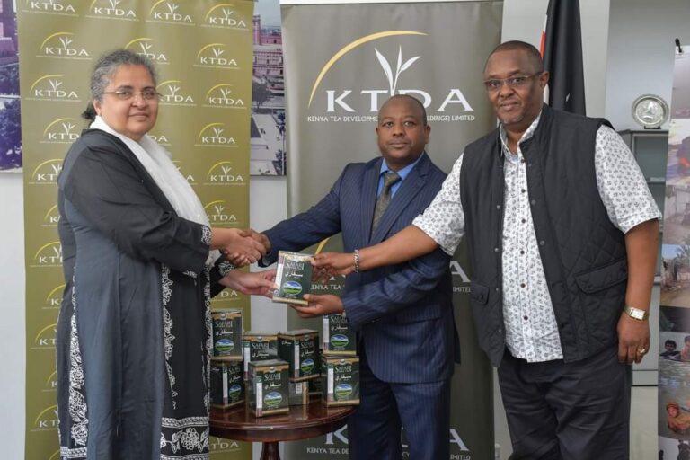 KTDA chairman David Muni Ichoho (middle) .