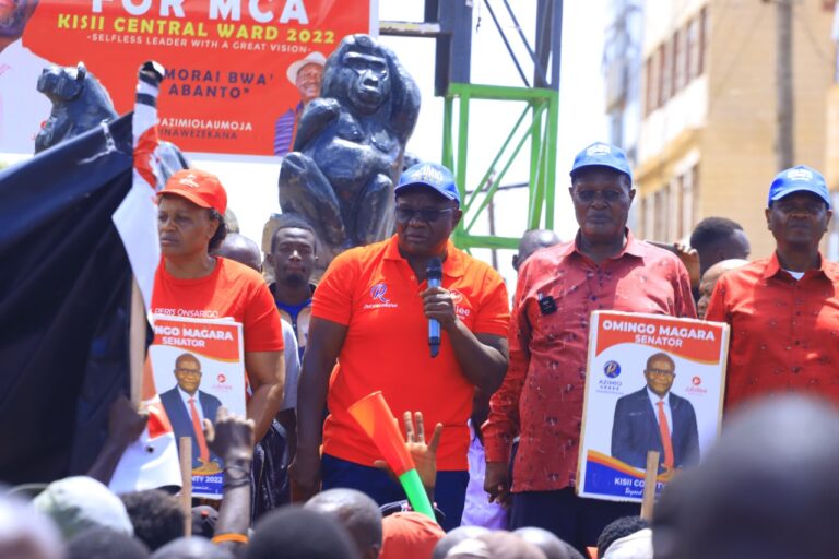 Kisii jubilee team William Mbaka (Right) Chris Obure, Omingo Magara, Peris Onsarigo addressing the public at Kisii town..