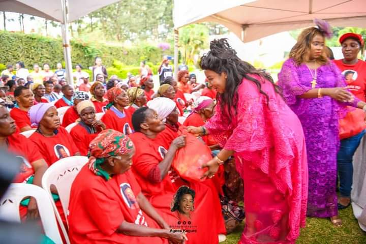 Nairobi City County gubernatorial aspirant on Jubilee ticket Agnes Kagure (3rd right) gifting elderly women from the capital centre.