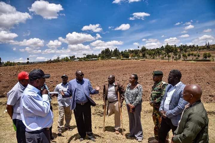 Nakuru County Governor Lee Kinyanjui (in black cap) with other stakeholders in Ndeffo area, Njoro yesterday.