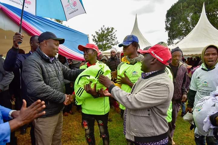 Nakuru County Governor Lee Kinyanjui with some beneficiaries from Turi ward in Molo area.