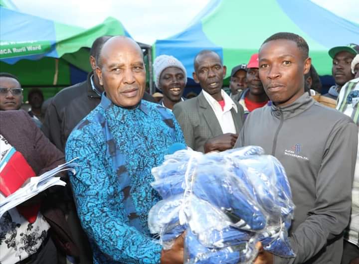 Nyandarua Governor Francis Kimemia issuing uniforms to a sporting team from Rurii ward in Ol-Kalou constituency.
