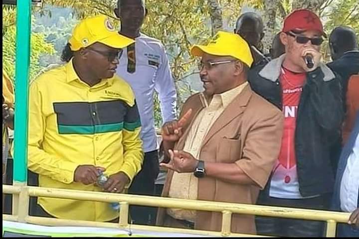 Nyeri County Assembly Speaker John Kaguchia (left) with businessman David Warùì Kìnanirì.
