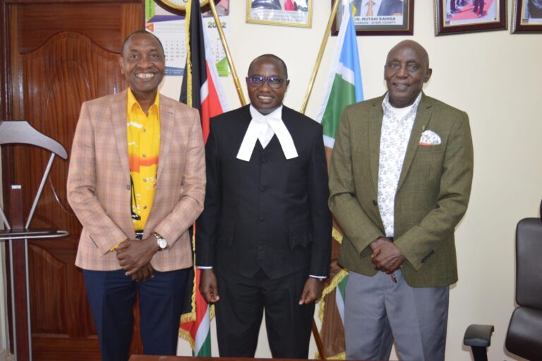 Senator aspirant Wahome Wamatinga (left), Speaker John Kaguchia (centre) and Wanyaga Gathaka after their meeting yesterday.