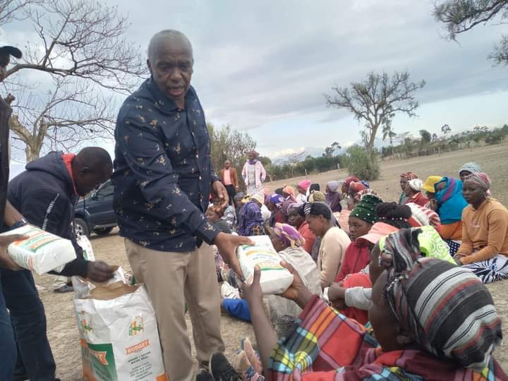 Kieni MP Njoroge Wainaina alias Chieni distributing relief supplies in his constituency on Mashujaa day.
