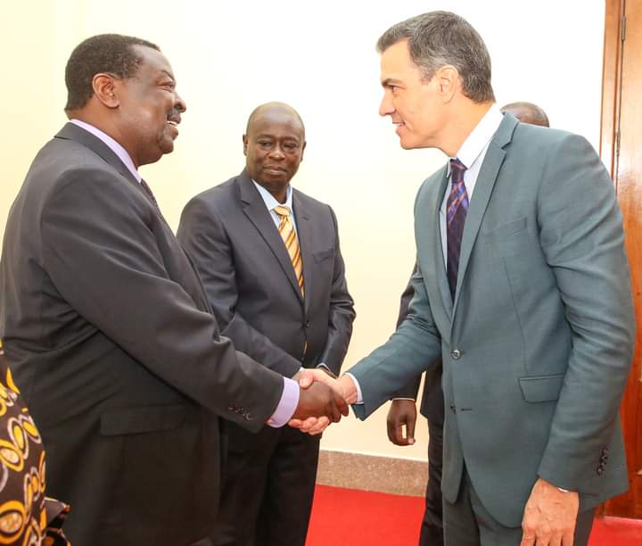 Spanish President Pedro Sánchez greeting Deputy President Rigathi Gachagua and Prime Cabinet Secretary Musalia Mudavadi at State House yesterday.
