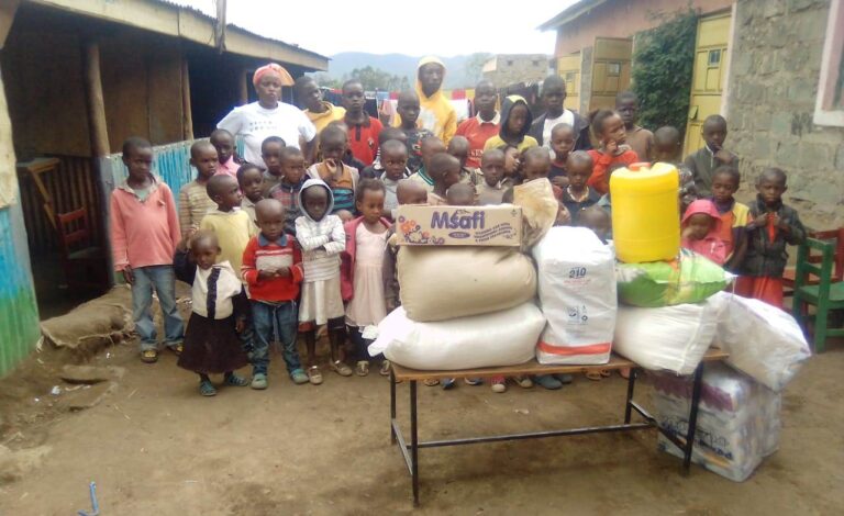 Bishop Sammy of Christian Foundation Fellowship took an unprecedented step to take food donations to starving families in Ndabibi area of Naivasha.