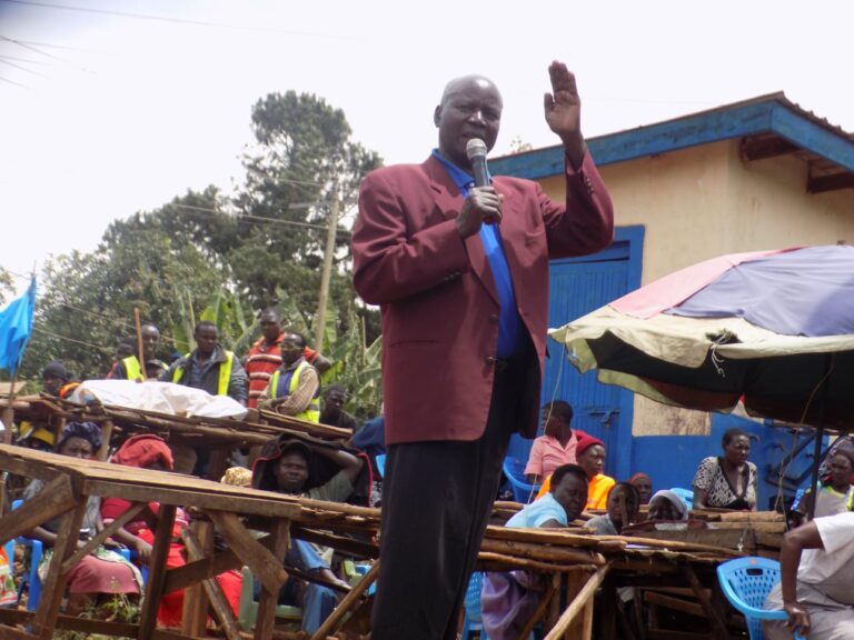 Bobaracho clan elder George Getwambu addressing the residents and traders.