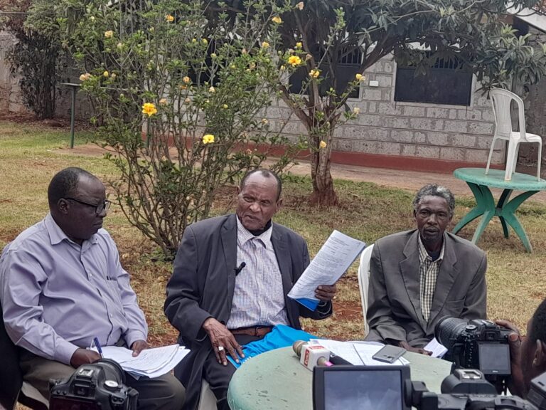 Guchokanirira Kihato Traders and Farmers Company chairman Kimunya Kamana (centre),