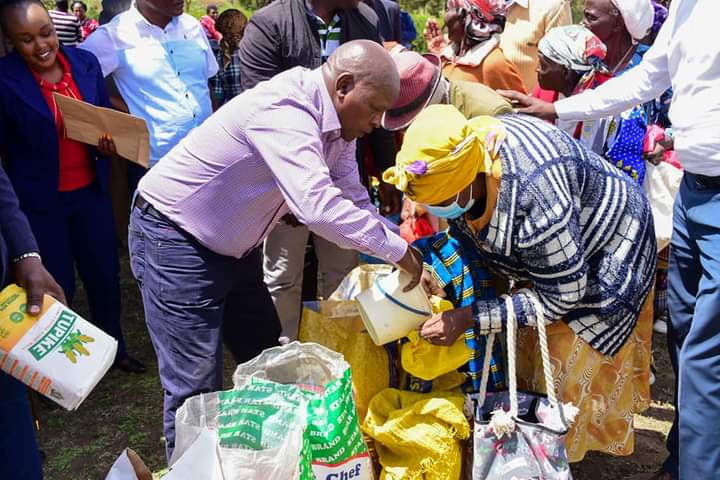 Nyeri County governor Mwalimu Mutahi Kahiga distributing relief supplies in Kieni constituency.