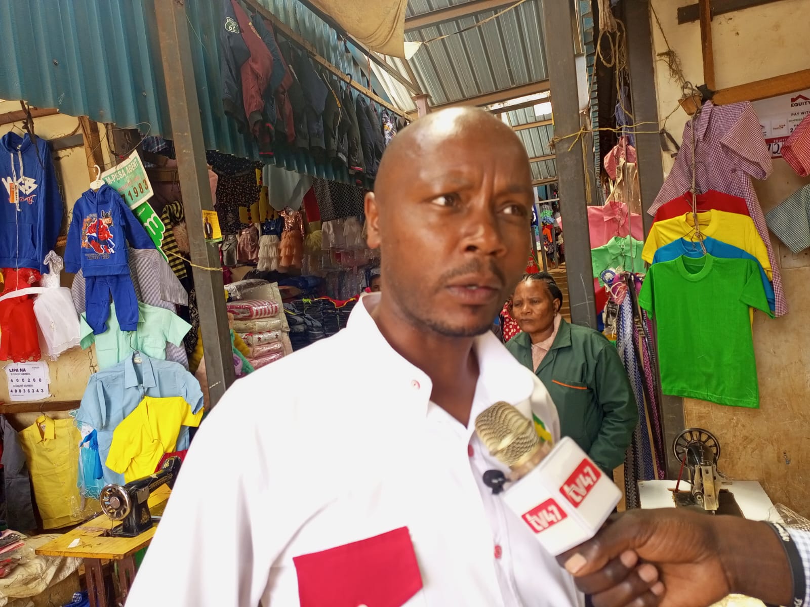 Bernad Wairagu, chairman of Nyeri second hand clothes (mitumba) traders speaking to media in Nyeri town yesterday.  Photo/PAUL MWANGI WANJIRU