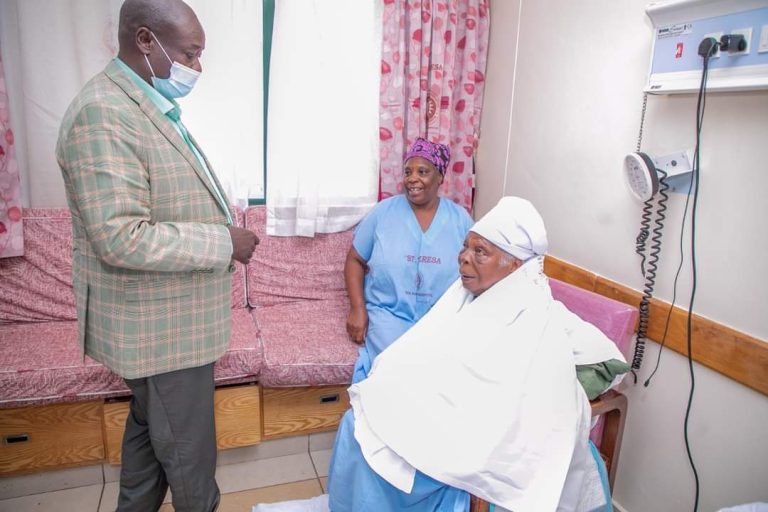 Deputy President Rigathi Gachagua with Mama Mukami Kimathi at Nairobi Hospital.