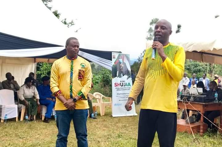 Murang’a County Governor Irungu Kang’ata (right) campaigning for UDA Kandara parliamentary seat candidate Chege Njuguna (left) on Monday.