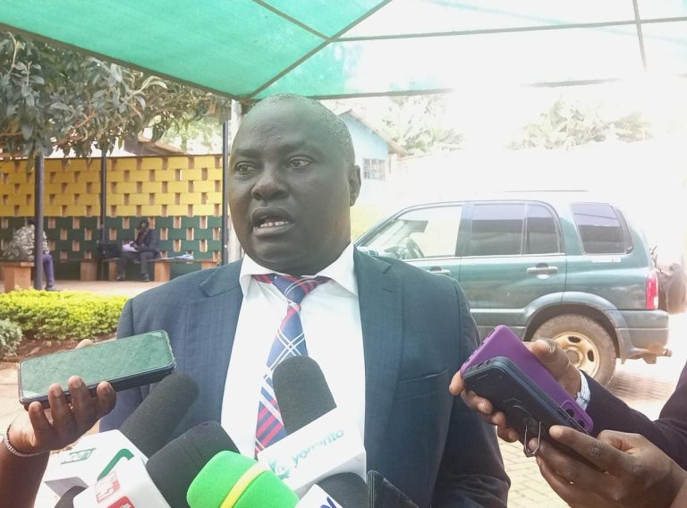 South West Kenya Law Society of Kenya Chair Gideon Nyambati addressing the press at Kisii Law Court