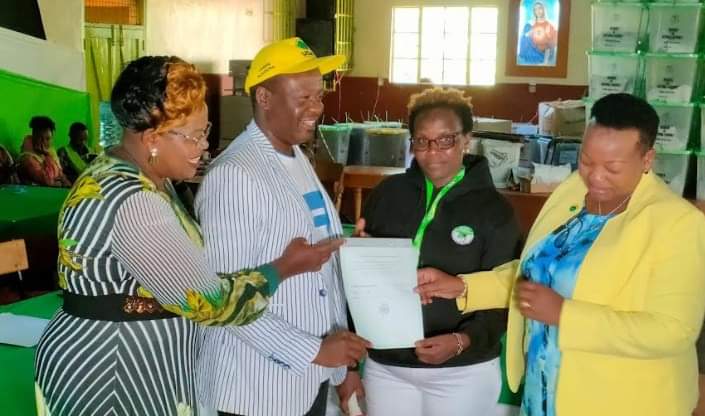 The newly elected Kandara constituency MP Chege Njuguna receiving his certificate from Ms Linet Kilonzo