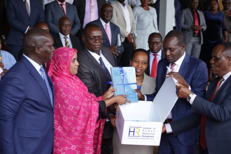 Kisii Governor Simba Arati (second right) ,his deputy Robert Monda (right)