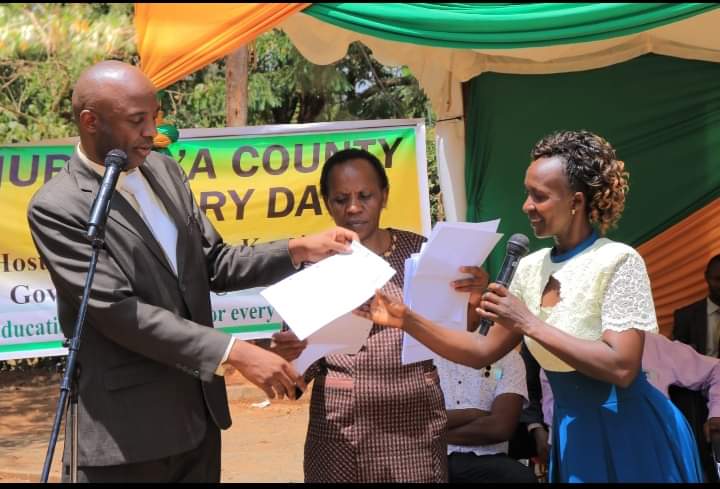 Murang’a governor Irungu Kang’ata while issuing bursary cheques
