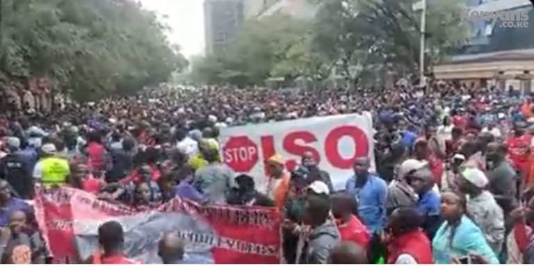 Nyamakima traders protesting outside Rigathi Gachagua's Harambee House.