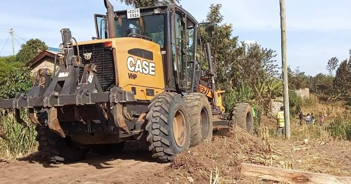 Thika Residents Join Hands To Grade New Access Roads