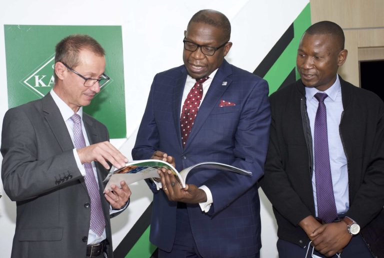 Kakuzi Managing Director Chris Flowers (left)