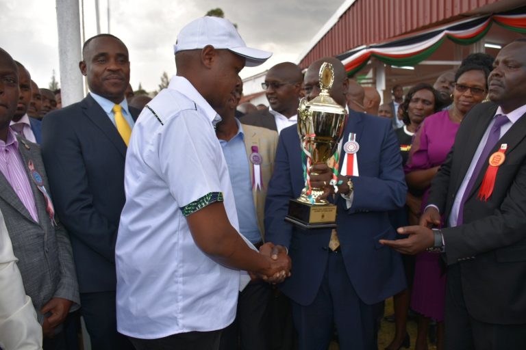 KeRRA Nandi Regional Director Eng. Michael Rono shakes hand with Deputy President, Rigathi Gachagua