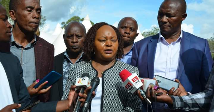 Council of Governors chairperson Ann Waiguru addressing the media while franked by her colleagues, Kimani Wamatangi, Mutahi and Kiarie Badilisha.