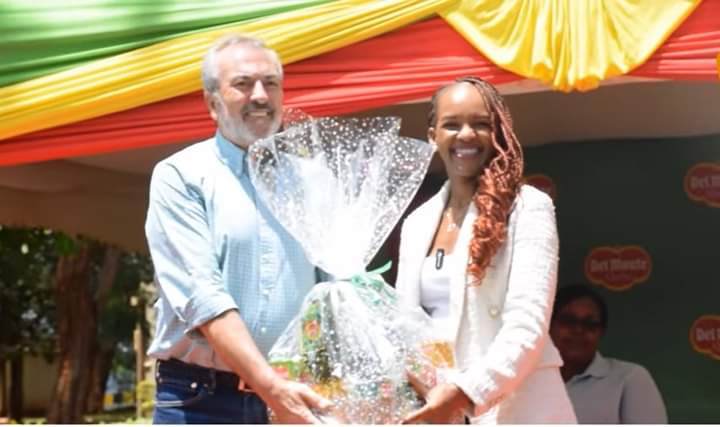 Delmonte Managing Director Mr Stergios Gkaliamoutsas presenting a prize to one of the female employee.