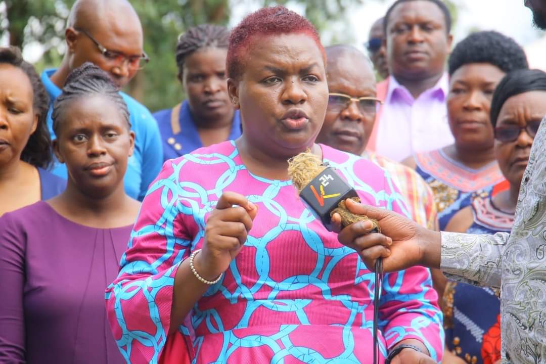 Kisii County Member of Parliament Dorice Donya Aburi at Tendere Grounds, Bomachoge Chache, donating food stuff and clothes to the residents