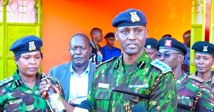 Murang’a County Police Commander David Mathiu with other security officers at Kambiti during the illicit brews crackdown