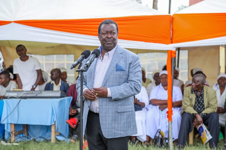 Prime Cabinet Secretary Musalia Mudavadi addressing mourners at Chandumba village, Sabatia.