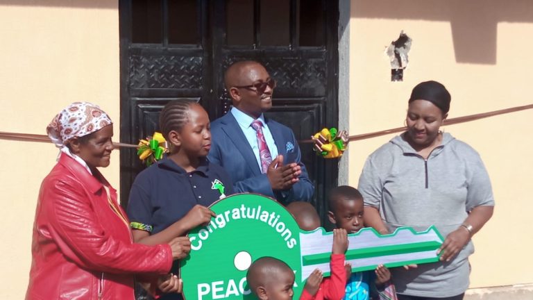Mizizi Africa Homes CEO George Mburu (C)