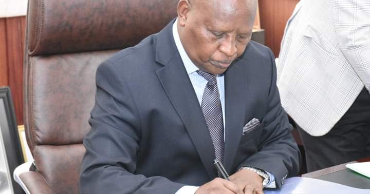Nyeri County governor Mwalimu Mutahi Kahiga signing a document in a past function