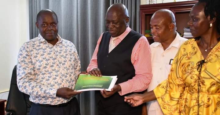 Former Nairobi mayor Joe Aketch with other aviation sector stakeholders