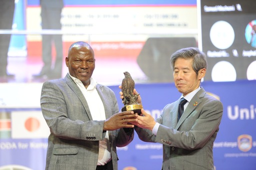 Japan’s ambassador to Kenya Okaniwa Ken receiving a gift from MKU Vincent Gaitho