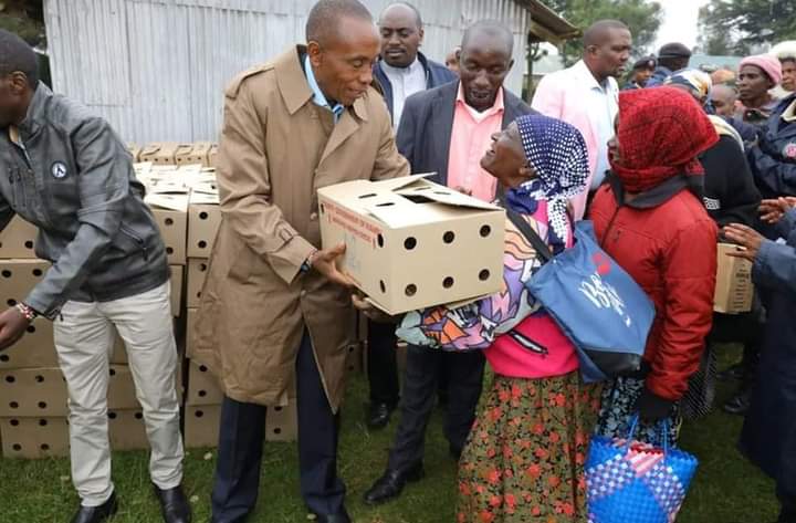 Kiambu County governor Kimani Wamatangi giving out chicks