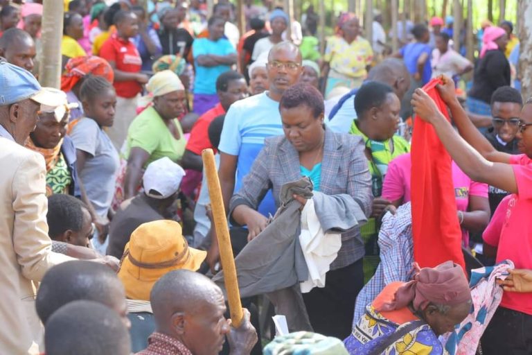 Kisii National Member of Parliament Dorice Donya Aburi donating food and clothes to the residents at Mokomoni Bomachoge Borabu