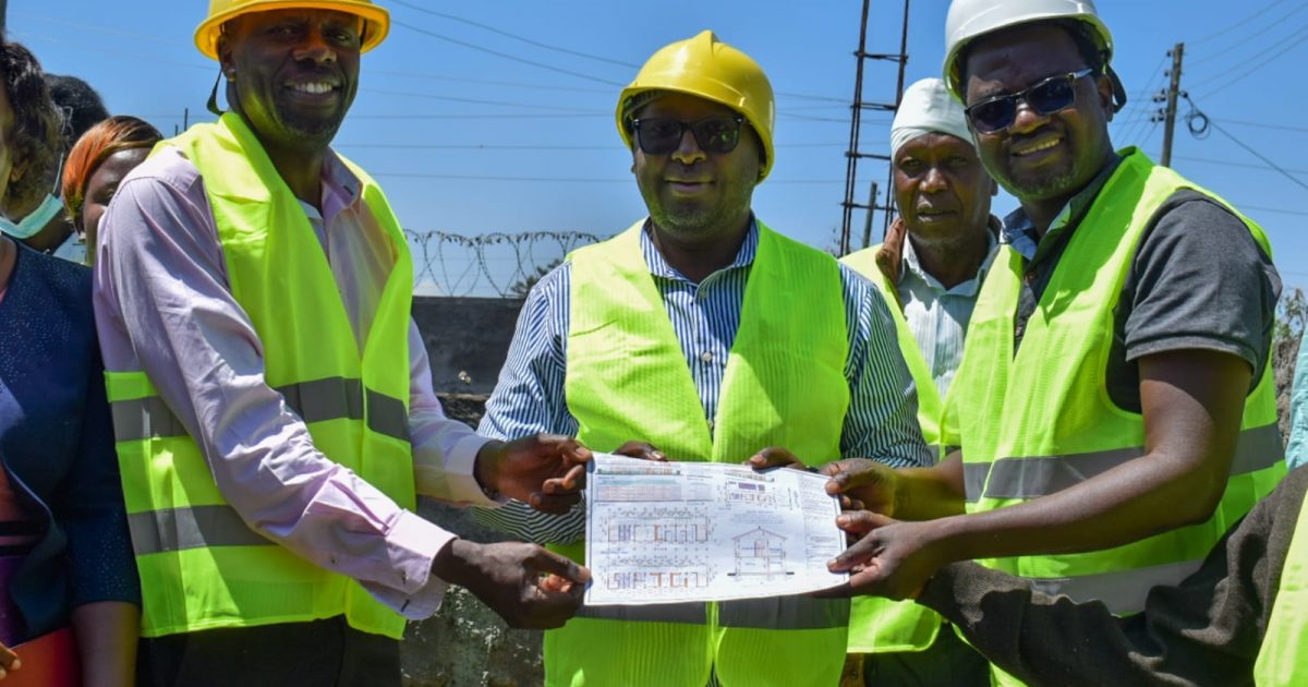 Nakuru County Health Infrastructural Coordinator Mr. Gerald Maina (C)