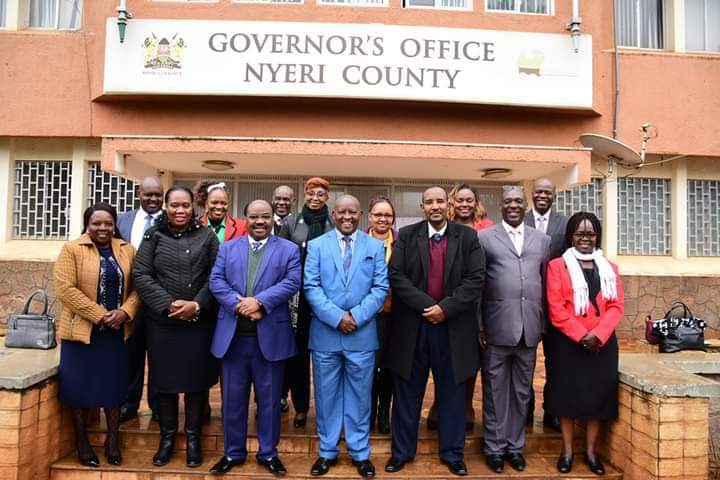 Nyeri County governor Mutahi Kahiga posing for a photo with Kenya National Music Festivals organizing committee who paid him a courtesy call.