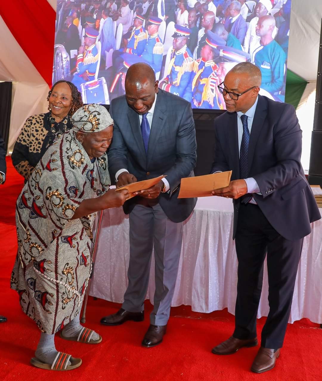 President William Ruto and Cabinet Secretary in the ministry of lands Zachary Mwangi issuing title deeds