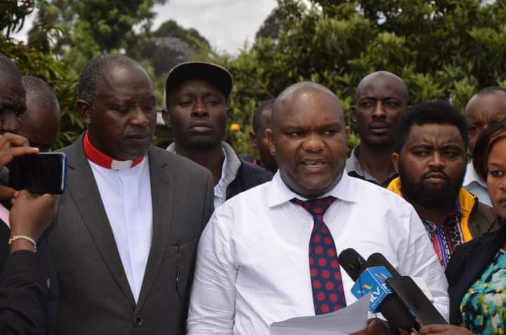 Dr John Kinyua addressing the media at Senior Chief Wambugu Palace
