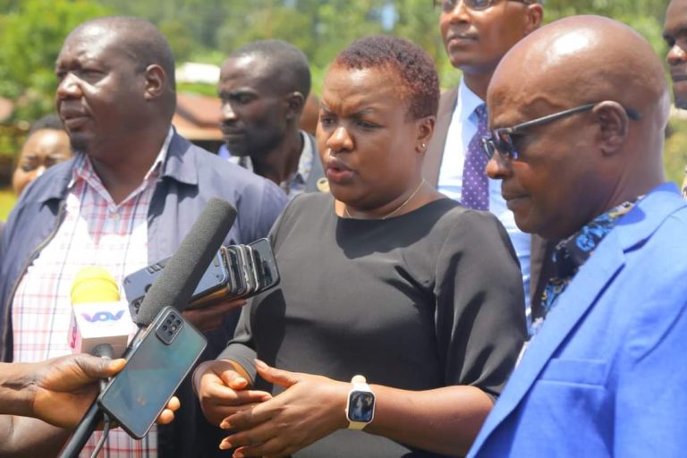 Kisii woman rep Dorice Donya (middle)Onchonga Nyagaka and Dennis Ombachi addressing the press at Sensi Ward have urged youths and women to run for elective seat