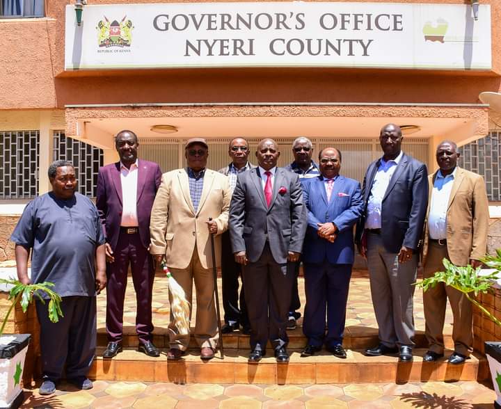 Nyeri County governor Mutahi Kahiga poses for a photograph with Kikuyu Council of Elders officials who paid a courtesy call on him yesterday.