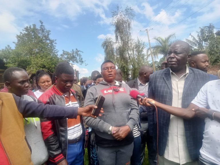 Residents of Nyaribari Chache and Nyaribari Masaba addressing press