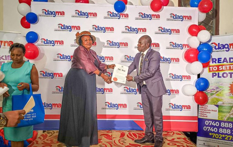 Dagma CEO, right presents a title to one of the investors