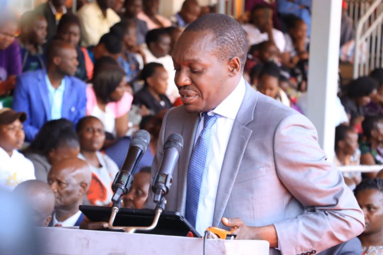 Kisii governor Simba Arati during the meeting with ECDE teachers at Gusii Stadium