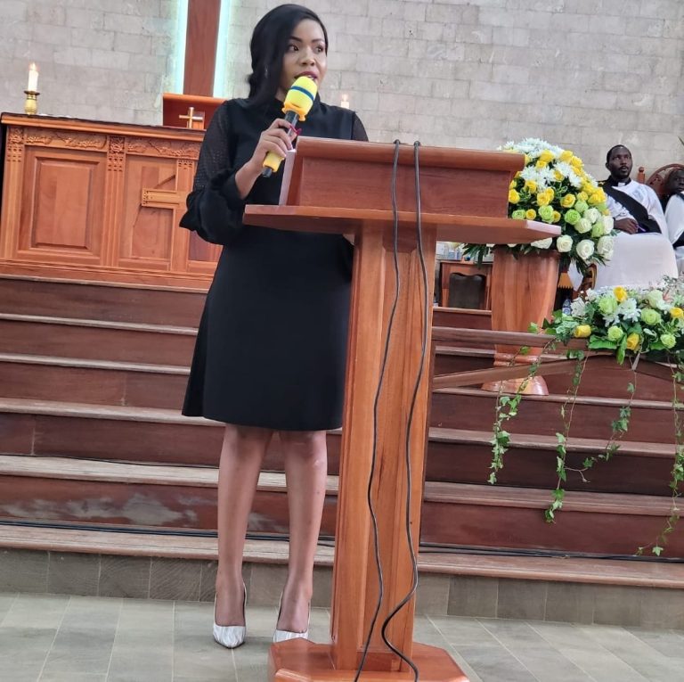 Dr. Ekrah Ndung'u, KENAPCO Chair, reads the tribute